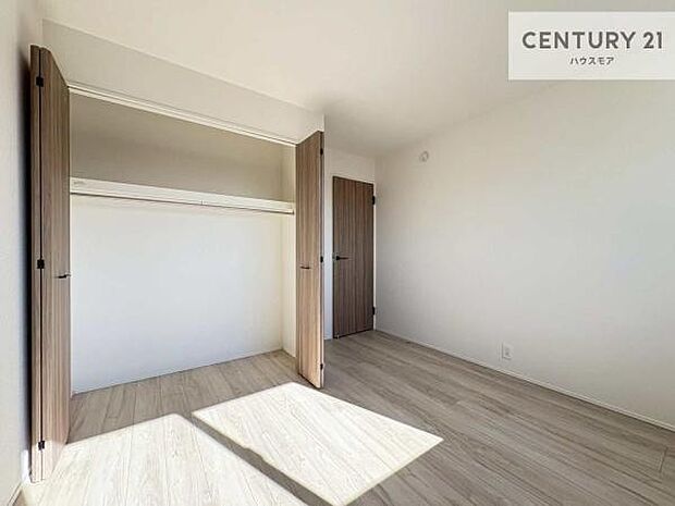 掃き出し窓がないお部屋は、お子様のお部屋としても安心です！収納スペースも充実しているので散らかったお部屋をサッと片付けられます！