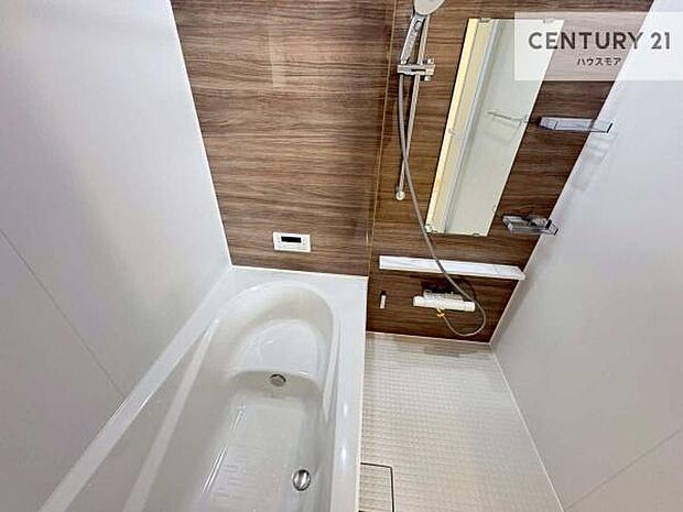 落ち着きある大人の雰囲気のバスルームは、味が出ていてバスタイムが充実！お仕事頑張っているご褒美にお好みの匂いの入浴剤を入れて、楽しんでみてはいかがでしょうか？