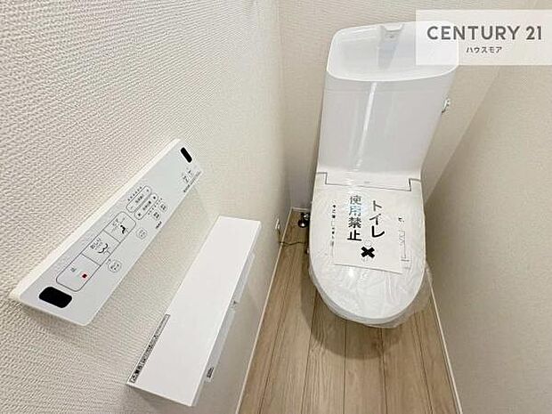 1・2階にトイレがございます！朝の忙しい時間帯も待たずにすみそうですね。白を基調とした清潔感のあるトイレでお手入れがしやすいです！