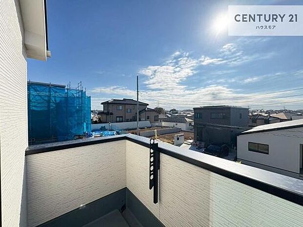 陽当たり良好なバルコニーです！晴れた日には青い空を見渡せる開放的な時間を楽しめます。