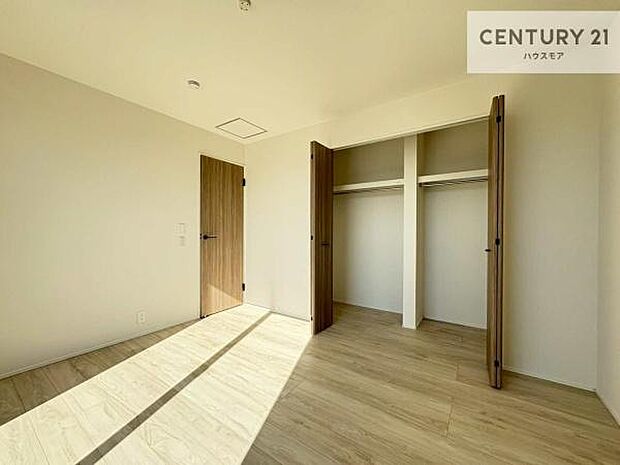 洋室は子供部屋や寝室、色々と用途多彩に利用できますね。収納力もたっぷりなので、広々気持ちよく過ごすことができます。