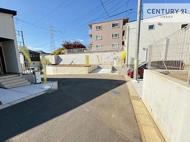 前面道路5.5ｍ！陽当り良好な立地です。車庫入れが苦手な方も安心ですね。