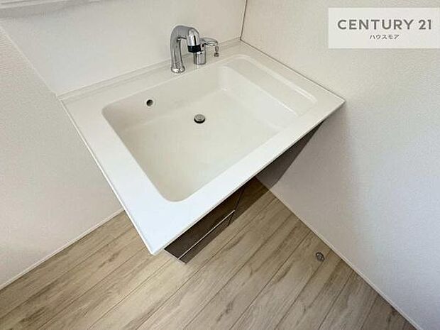 深い洗面台ボウルは、水が跳ねにくいのでお手入れが楽々!清潔感が保てます!キレイな洗面所で自分磨きのモチベーションが上がりますね!