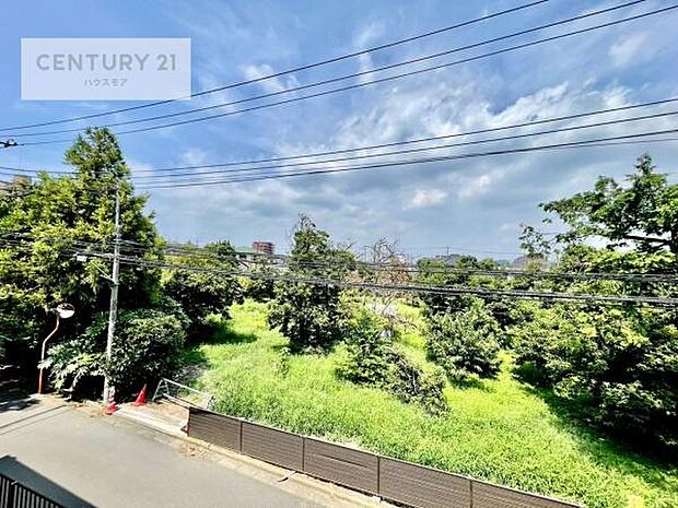 落ち着きある住宅街です!周囲には高い建物がなく、空が広く開放感があり、陽当たりを大きく遮られることもありません!気持ちの良い風が通り抜ける街並みです!