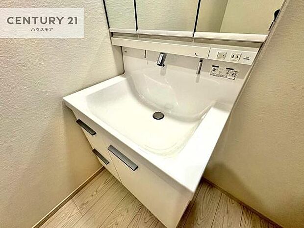 小窓付きの明るい洗面室です!湿気もすぐに入れ替えができて清潔に保つことができます!自然光が差し込むのでお化粧の仕上がりも良くなりますね!