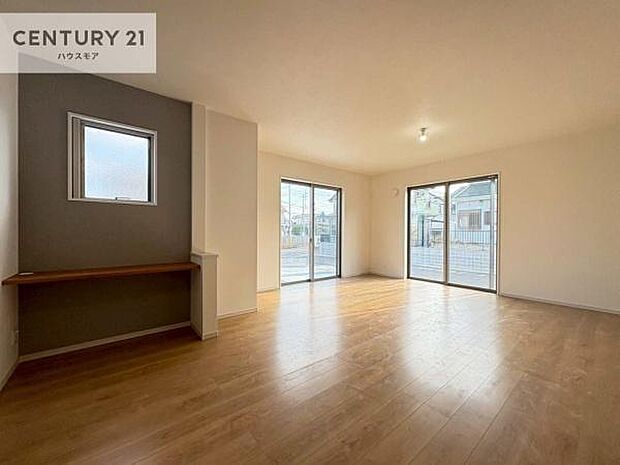 優しい陽だまりがリビングを包んでくれて居心地の良い空間を演出してくれます!自然と家族が集い会話が増える心地よい空間!