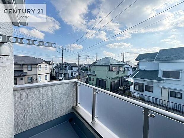 晴れた日には青い空を見渡せる開放的な時間を楽しめます。気持ちの良い風が通り抜ける街並みです!