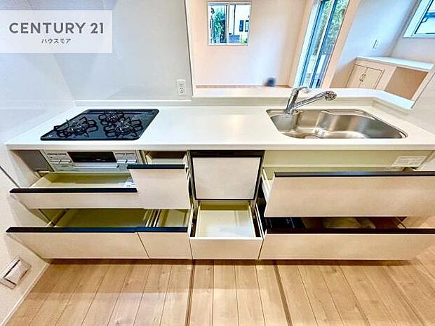 収納スペースが豊富で、調理スペースがスッキリと片付きひろ〜く活用できます!快適に作業ができます!毎日の料理が捗ります!