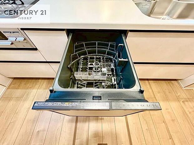 食洗機付き!忙しい時や冬場は手荒れ防止として大活躍します!ビルトイン仕様なので、場所も取らず調理スペースも広く使えて手際よく作業が出来ます!