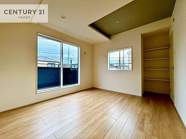 バルコニーに面している洋室です。明るく温もりがあり、換気もしっかりできます!朝起きて、外に出て背伸びをしつつ深呼吸をし良い朝を迎え入れることが出来そうですね!