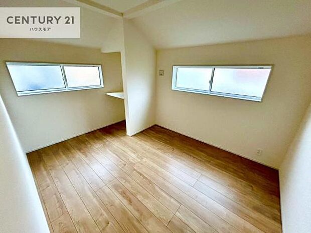 2面採光を確保した明るい室内は、風通しも良く、明るく大変居心地の良い空間となっております。リラックスして過ごせる心地の良いお部屋です!朝の目覚めがスッキリしますね!