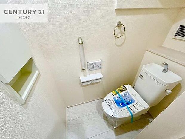 1・2階にトイレがございます!朝の忙しい時間帯も待たずにすみそうですね。白を基調とした清潔感のあるトイレでお手入れがしやすいです!