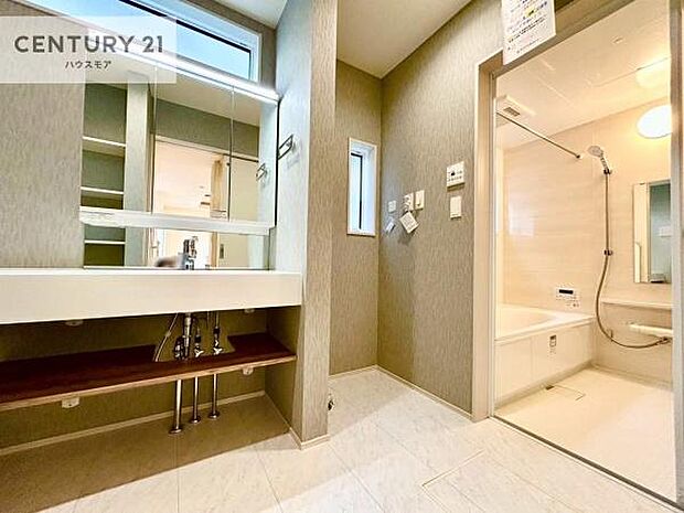 スタイリッシュでオシャレな洗面台!身なりを整える洗面所は、清潔感が大事です!水周りの清潔感のある雰囲気を演出!気持ちよくお使いいただけます。