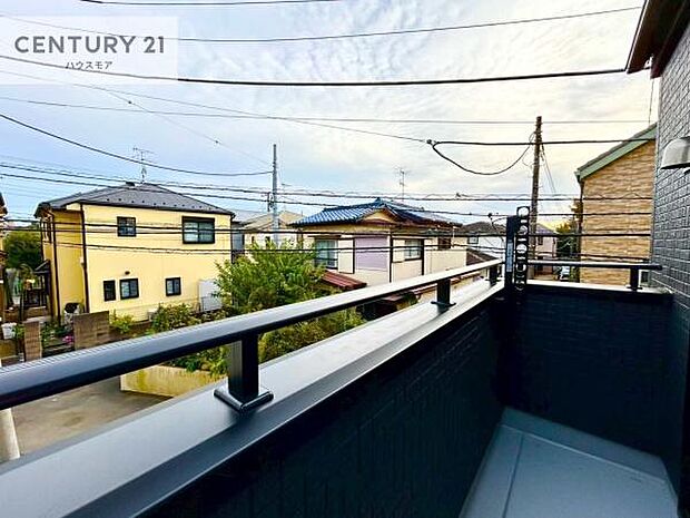 晴れた日には青い空を見渡せる開放的な時間を楽しめます。気持ちの良い風が通り抜ける街並みです!