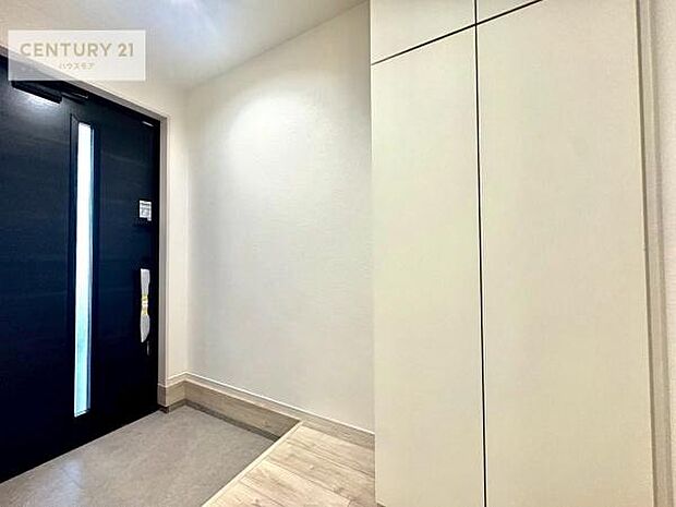 シューズボックス付きなので、玄関が片付きお掃除がしやすいです!スッキリした玄関で戸を開けた瞬間、清潔感のある心地いい空間が出迎えてくれます。