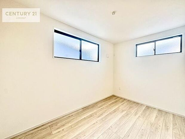 掃き出し窓がないお部屋は、お子様のお部屋としても安心です!収納スペースも充実しているので散らかったお部屋をサッと片付けられます!