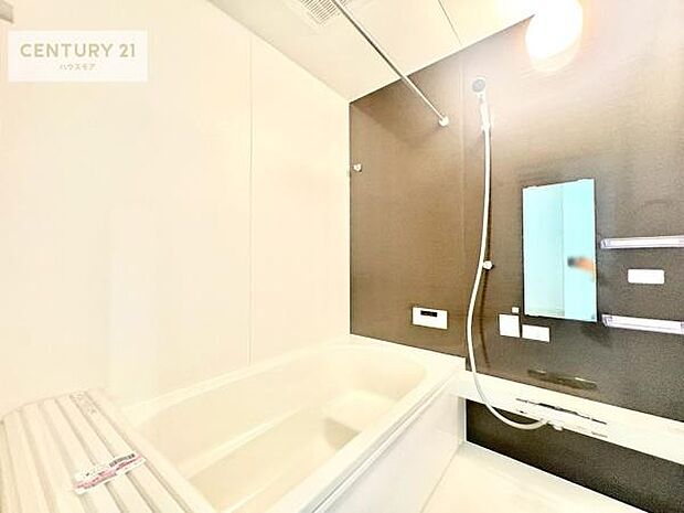 落ち着きある大人の雰囲気のバスルームは、味が出ていてバスタイムが充実!お仕事頑張っているご褒美にお好みの匂いの入浴剤を入れて、楽しんでみてはいかがでしょうか?