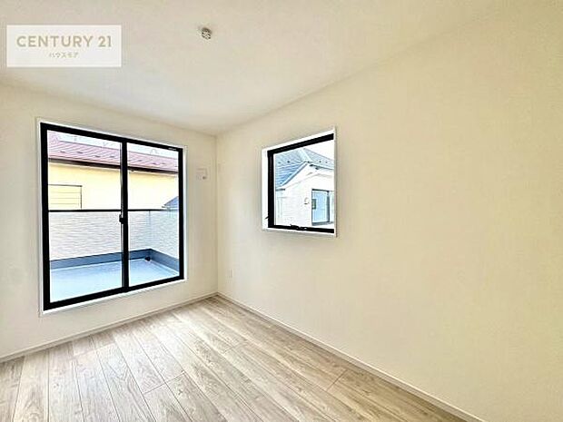 明るい室内は、風通しも良く、明るく大変居心地の良い空間となっております。リラックスして過ごせる心地の良いお部屋です!朝の目覚めがスッキリしますね!