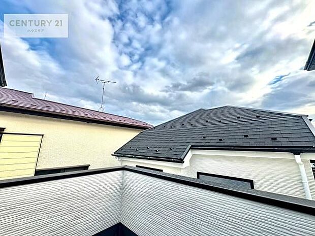 晴れた日には青い空を見渡せる開放的な時間を楽しめます。気持ちの良い風が通り抜ける街並みです!