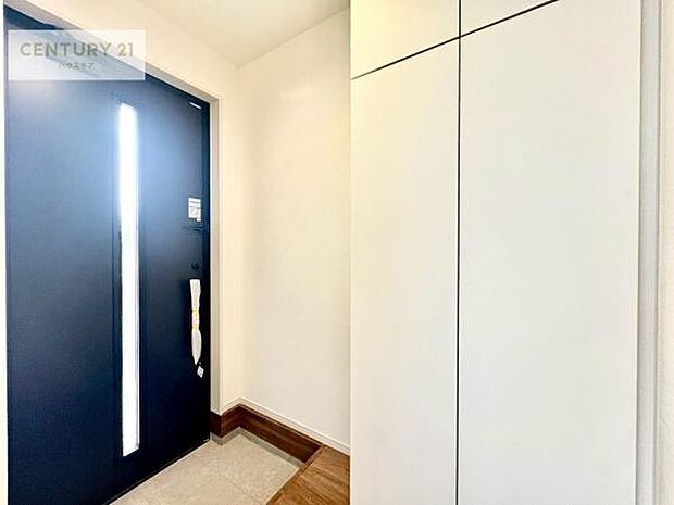 シューズボックス付きなので、玄関が片付きお掃除がしやすいです！スッキリした玄関で戸を開けた瞬間、清潔感のある心地いい空間が出迎えてくれます。