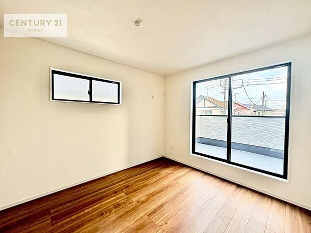 バルコニーに面した洋室。優しい光が差し込む洋室は、朝の目覚めも気持ちが良さそうですね。おうち時間もゆったりと過ごすことができます。