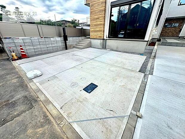 駐車スペースは2台分あります！セカンドカーはもちろん、バイクや自転車なども置き場所に困りません。