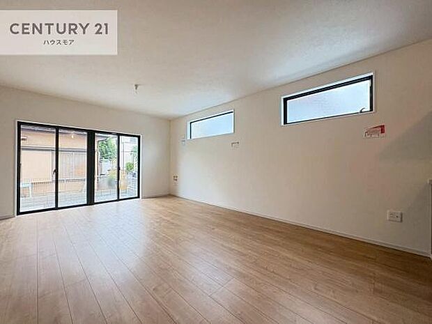 大きな窓からたっぷりの陽ざしが入る明るいリビング。開放感のあるリビングで家族団らんのくつろぎの時間を過ごせます。