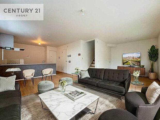 家具はCGパースです。開放感のある広々LDK！ソファーやダイニングテーブルを置いても窮屈にならないので快適に過ごせます！コミュニケーションが取りやすいリビングです！