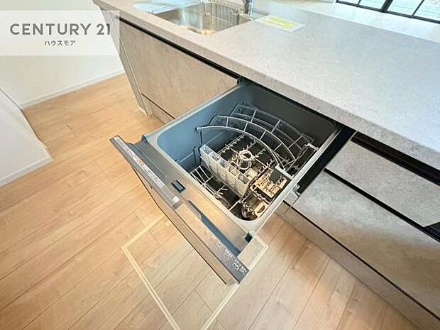 食洗機付き！忙しい時や冬場は手荒れ防止として大活躍します！ビルトイン仕様なので、場所も取らず調理スペースも広く使えて手際よく作業が出来ます！