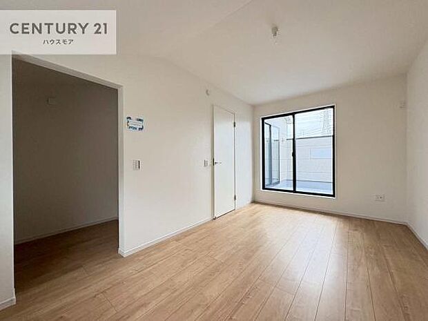 バルコニーに面した洋室。優しい光が差し込む洋室は、朝の目覚めも気持ちが良さそうですね。おうち時間もゆったりと過ごすことができます。