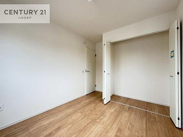 掃き出し窓がないお部屋は、お子様のお部屋としても安心です！収納スペースも充実しているので散らかったお部屋をサッと片付けられます！