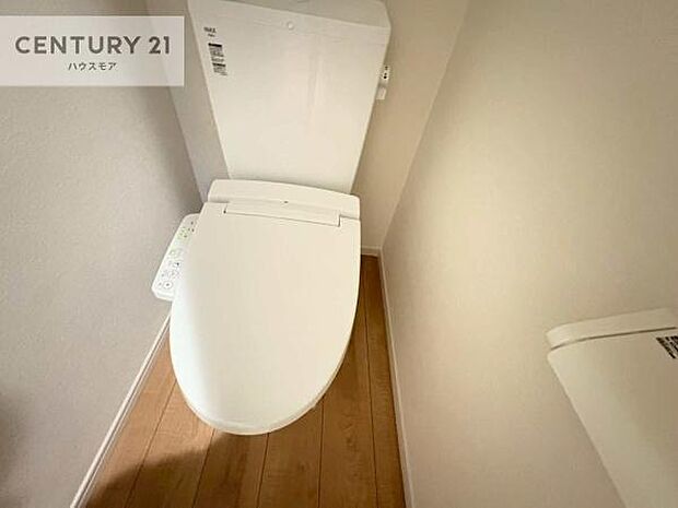 1・2階にトイレがございます！朝の忙しい時間帯も待たずにすみそうですね。白を基調とした清潔感のあるトイレでお手入れがしやすいです！