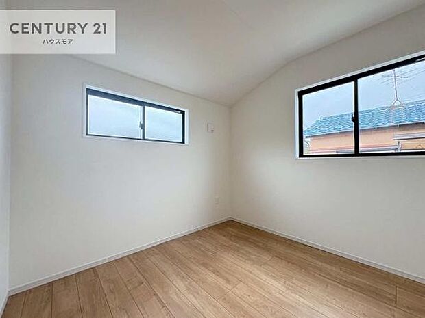 2面採光を確保した明るい室内は、風通しも良く、明るく大変居心地の良い空間となっております。リラックスして過ごせる心地の良いお部屋です！朝の目覚めがスッキリしますね！