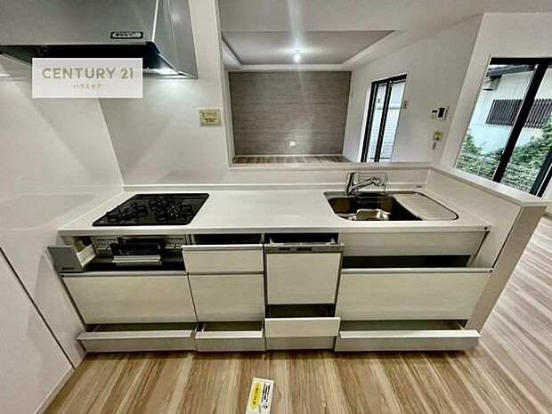 収納スペースが豊富で、調理スペースがスッキリと片付きひろ〜く活用できます！快適に作業ができます！毎日の料理が捗ります！