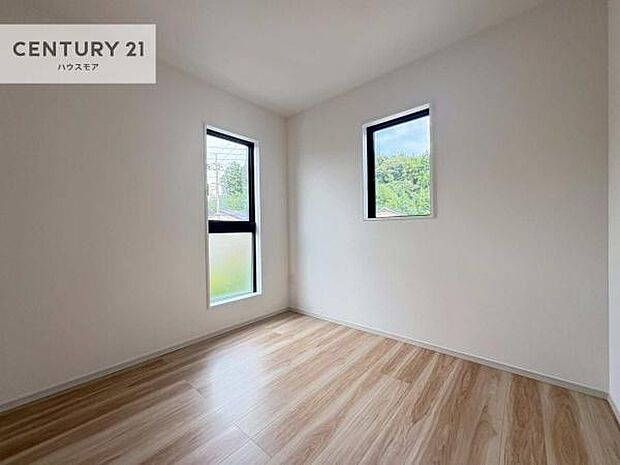 2面採光を確保した明るい室内は、風通しも良く、明るく大変居心地の良い空間となっております。リラックスして過ごせる心地の良いお部屋です！朝の目覚めがスッキリしますね！