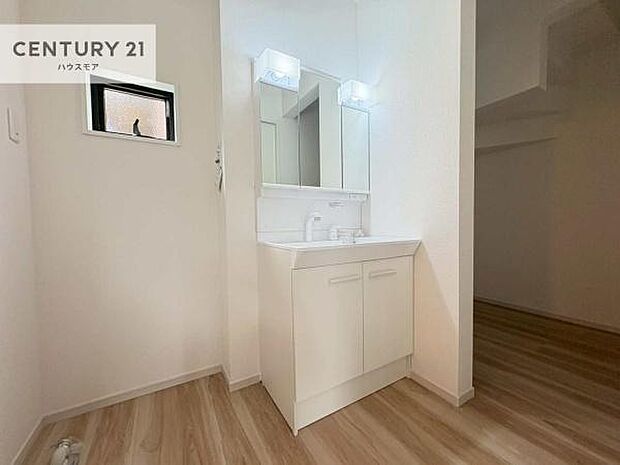 小窓付きの明るい洗面室です！湿気もすぐに入れ替えができて清潔に保つことができます！自然光が差し込むのでお化粧の仕上がりも良くなりますね！