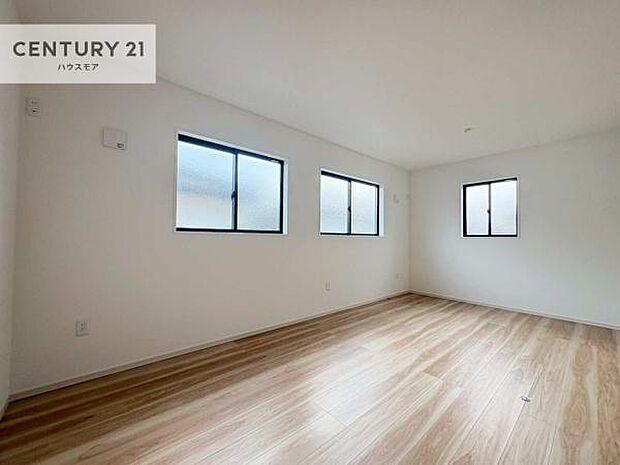 ライフスタイルに合わせて2部屋に分けることが可能です！明るく広々した空間です！