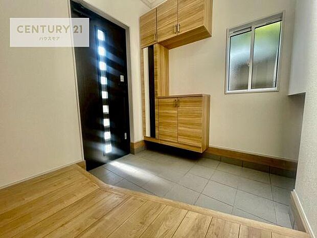 シューズボックス付きなので、玄関が片付きお掃除がしやすいです！スッキリした玄関で戸を開けた瞬間、清潔感のある心地いい空間が出迎えてくれます。