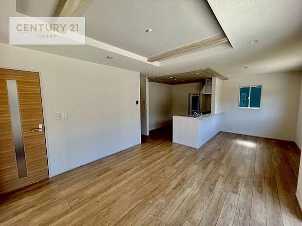 心地良いリビングは家族が自然と集まります。家族団欒の時間が増えそうです。ご家族と、より一層充実した時間を過ごせそうですね。明るく開放的な空間です。