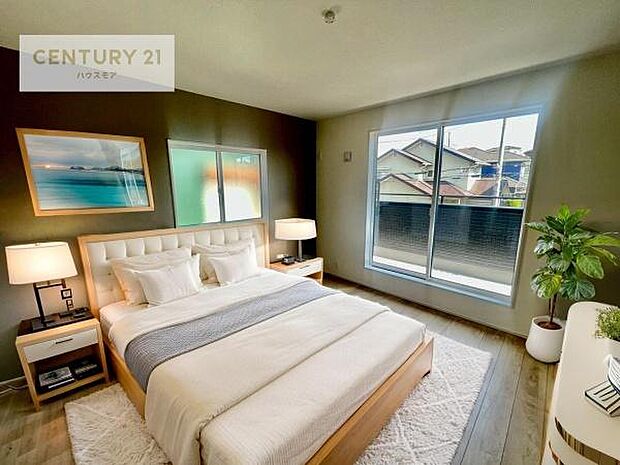 家具はCGです。バルコニーに面した洋室。優しい光が差し込む洋室は、朝の目覚めも気持ちが良さそうですね。おうち時間もゆったりと過ごすことができます。