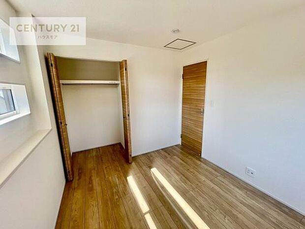 掃き出し窓がないお部屋は、お子様のお部屋としても安心です！収納スペースも充実しているので散らかったお部屋をサッと片付けられます！