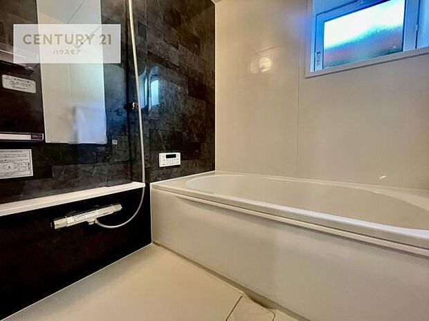 落ち着きある大人の雰囲気のバスルームは、味が出ていてバスタイムが充実！お仕事頑張っているご褒美にお好みの匂いの入浴剤を入れて、楽しんでみてはいかがでしょうか？