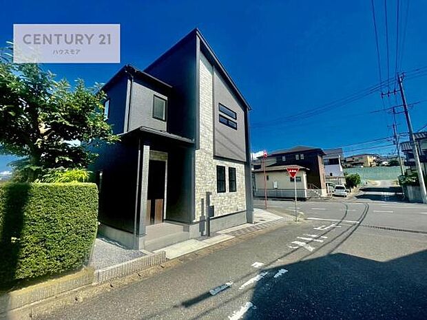 前面道路は9.8ｍ×6.2ｍ！陽当り良好な立地です。車庫入れが苦手な方も安心ですね。