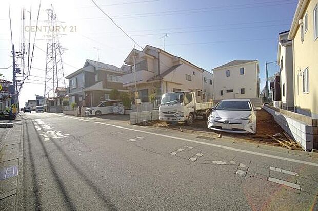 前面道路は5.45m!陽当り良好な立地です。車庫入れが苦手な方も安心ですね。
