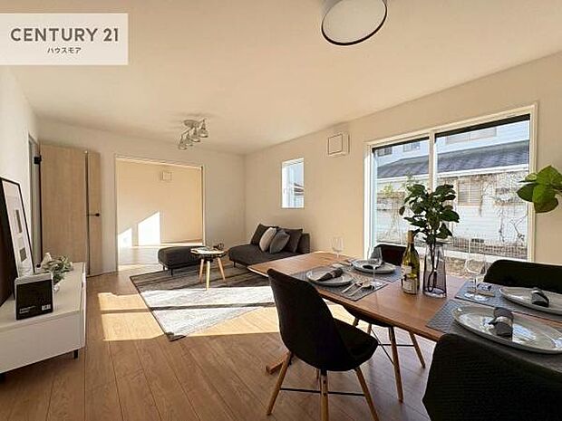 大きな窓からたっぷりの陽ざしが入る明るいリビング。開放感のあるリビングで家族団らんのくつろぎの時間を過ごせます。