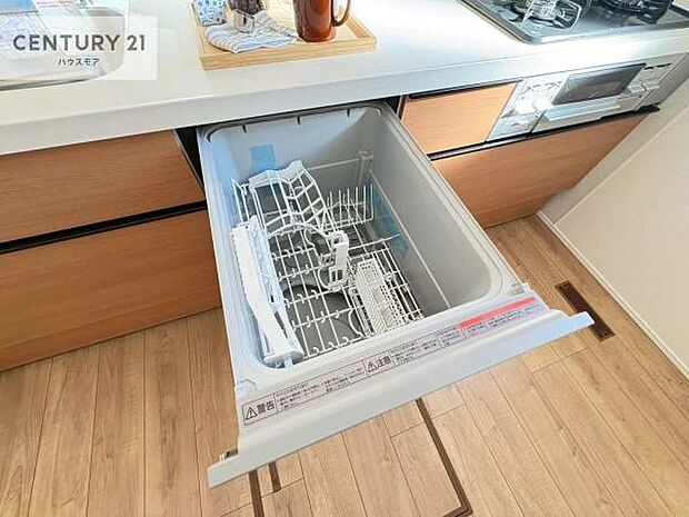 食洗機付き!忙しい時や冬場は手荒れ防止として大活躍します!ビルトイン仕様なので、場所も取らず調理スペースも広く使えて手際よく作業が出来ます!
