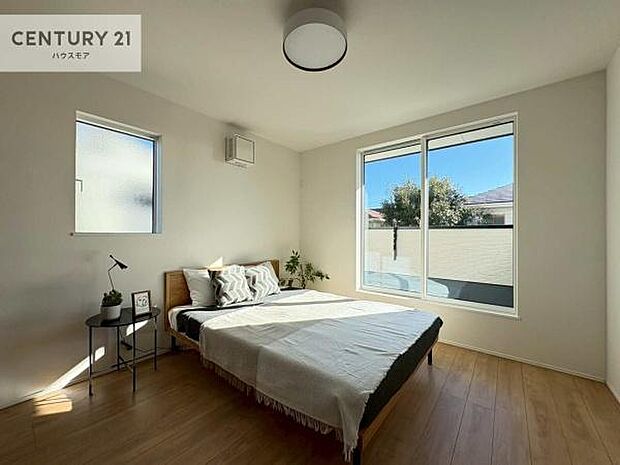 バルコニーに面している洋室です。明るく温もりがあり、換気もしっかりできます!朝起きて、外に出て背伸びをしつつ深呼吸をし良い朝を迎え入れることができます。