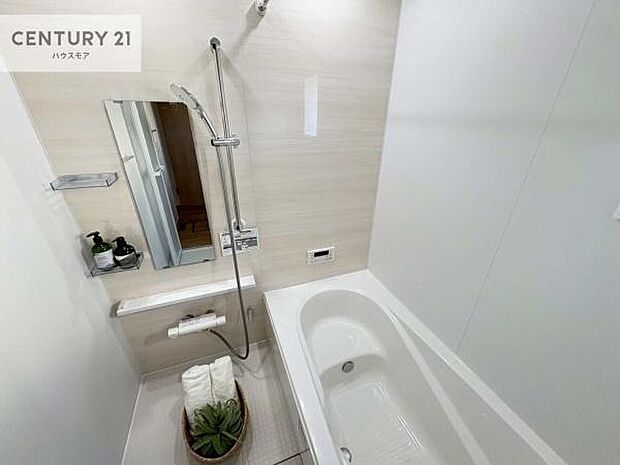 白を基調とした清潔感のあるバスルーム!快適なバスタイムが送れます!1日の疲れをしっかりと癒してくれる素敵なリラクゼーション空間になりそうですね。