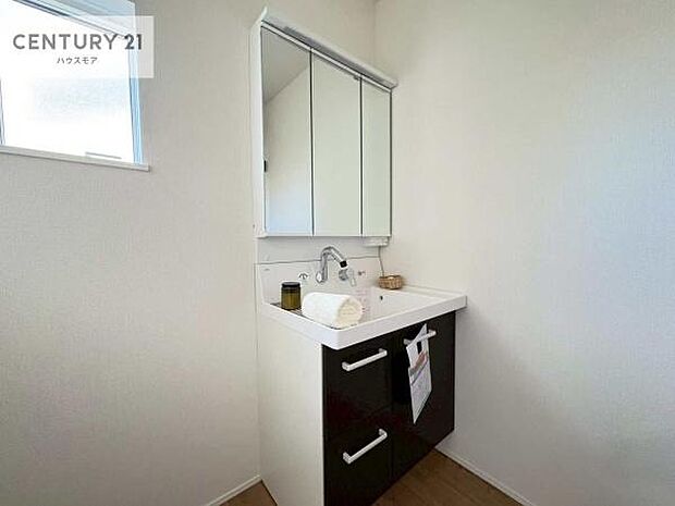 小窓付きの明るい洗面室です!湿気もすぐに入れ替えができて清潔に保つことができます!自然光が差し込むのでお化粧の仕上がりも良くなりますね!