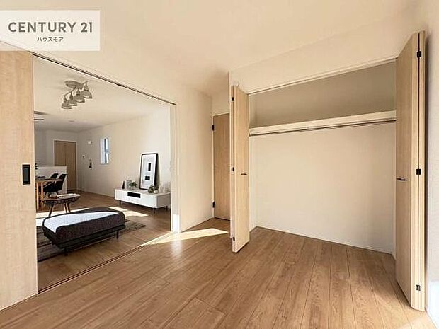 リビングと隣接した洋室です!家事の休憩スペースやキッズスペースとして活用するのもよさそうですね!